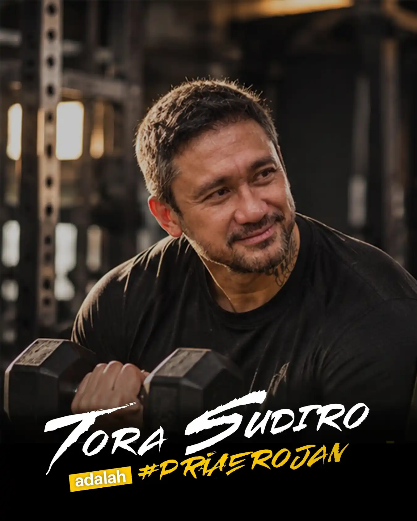 Tora Sudiro dalam tiga pose memegang botol Erojan, tulisan #PriaErojan